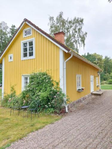 Trevligt eget hus med kakelugn i lantlig miljö