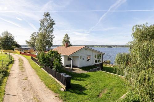 Cottage with its own sandy beach near Vimmerby